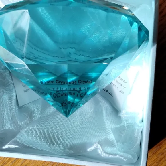 Stunning Oleg Cassini AQUA Blue DIAMOND Cut Crystal Paperweight - Picture 3 of 7